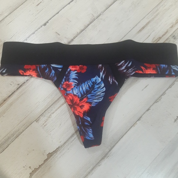 New VS Pink Logo Thong Navy Floral Red - Picture 2 of 3